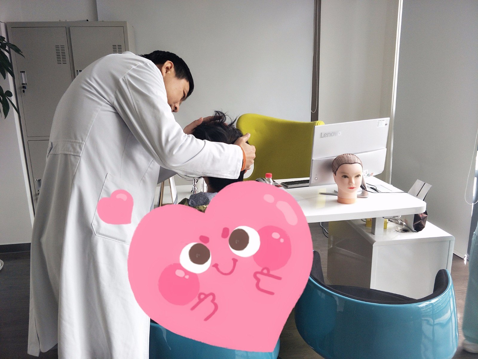 面对脱发选择吃药还是植发?