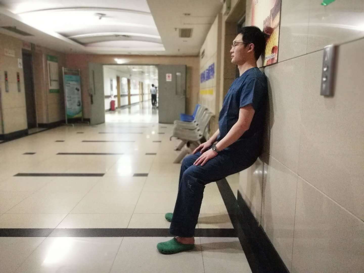 年纪轻轻上下楼膝关节痛怎么办?--5分钟读懂髌