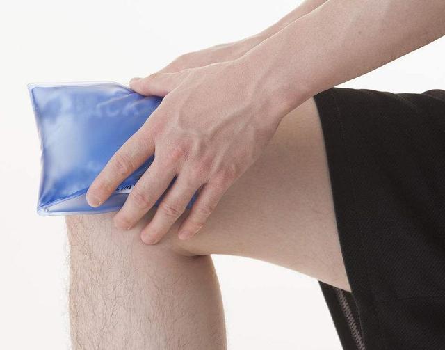 膝关节置换病人出院后冰敷的重要意义及家用冰袋的制作技巧
