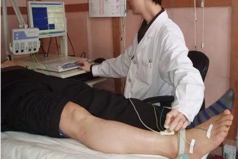 有典型的直腿抬高试验加重的体征,足腿麻木区,膝与跟腱反射减弱及伸踝