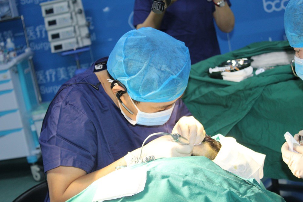 植发手术术后多久能够去见人?