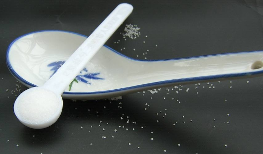 除了使用量盐勺,还可以借助其他小容器来估算盐的重量