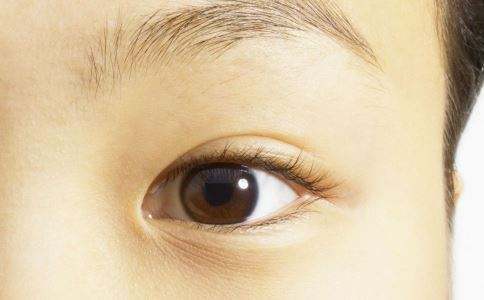 (图二)亚洲人标准内眼角由于亚洲人内眼角大多数属于这类异常的内眦赘