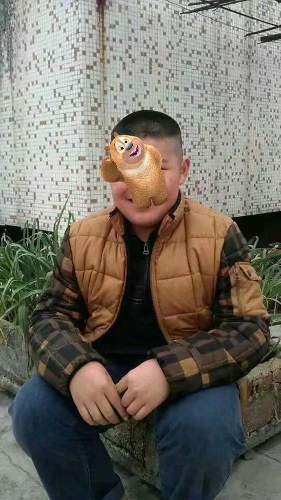 小学四年级开始,食欲大增,从曾经的小正太变成了同学们口中的"小肥龙"