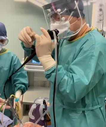 佟宏峰主任在气管镜下应用"钬激光"小心仔细地切除了突出于气管腔内的