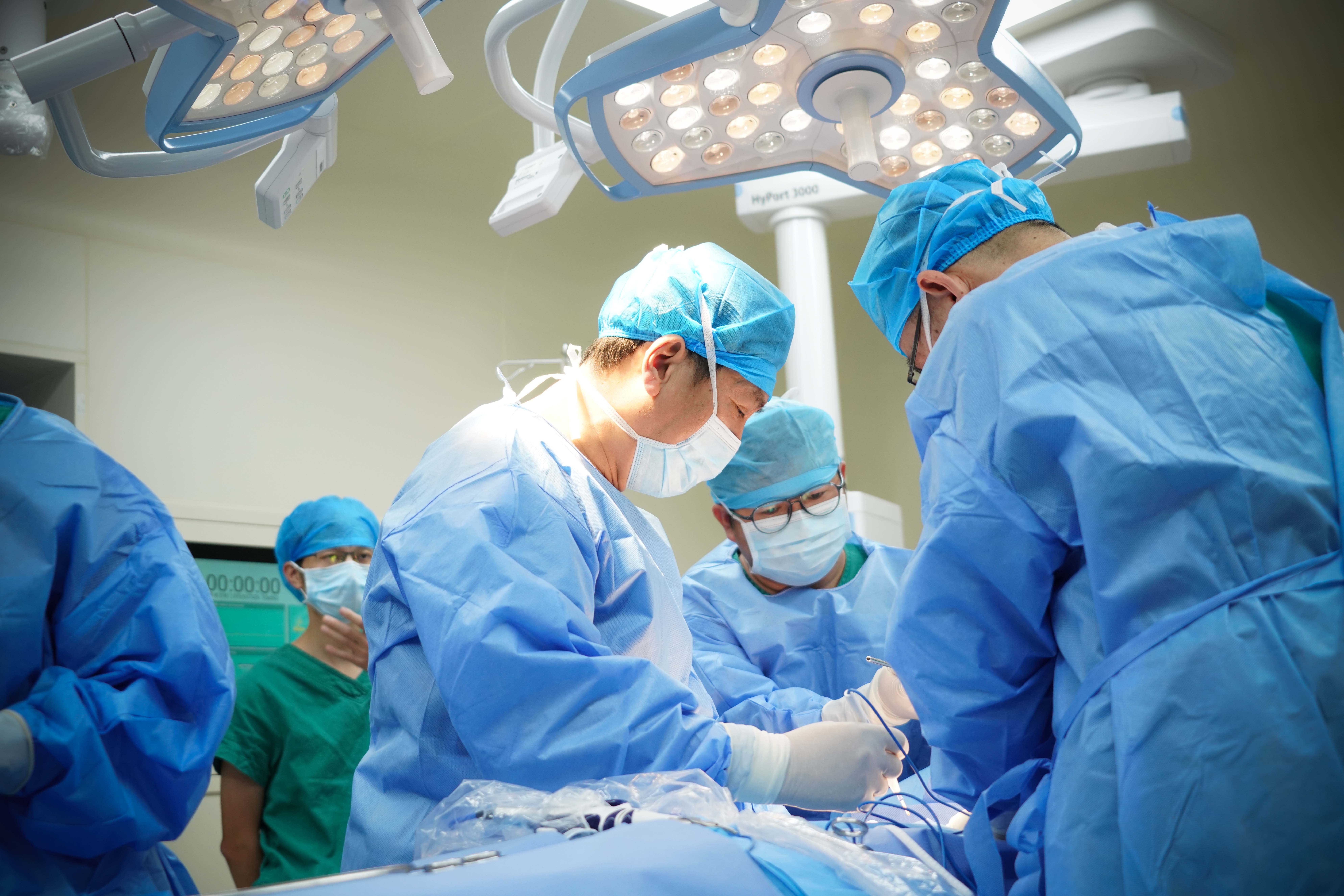 林锋教授在标准化手术室顺利完成乳腺区段切除术,混合痔外剥内扎术