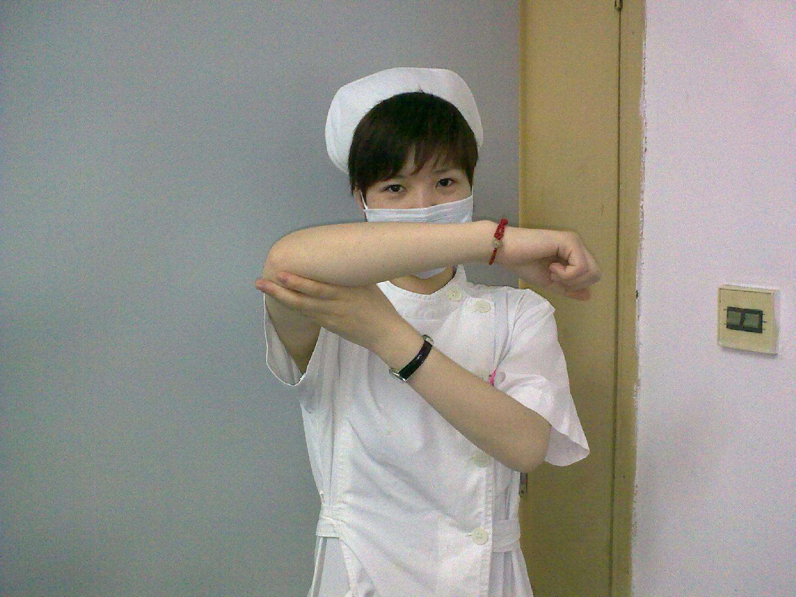 使之超过头顶,并尽可能伸直:第4天:健侧手捏住患肢的大拇指,做直臂