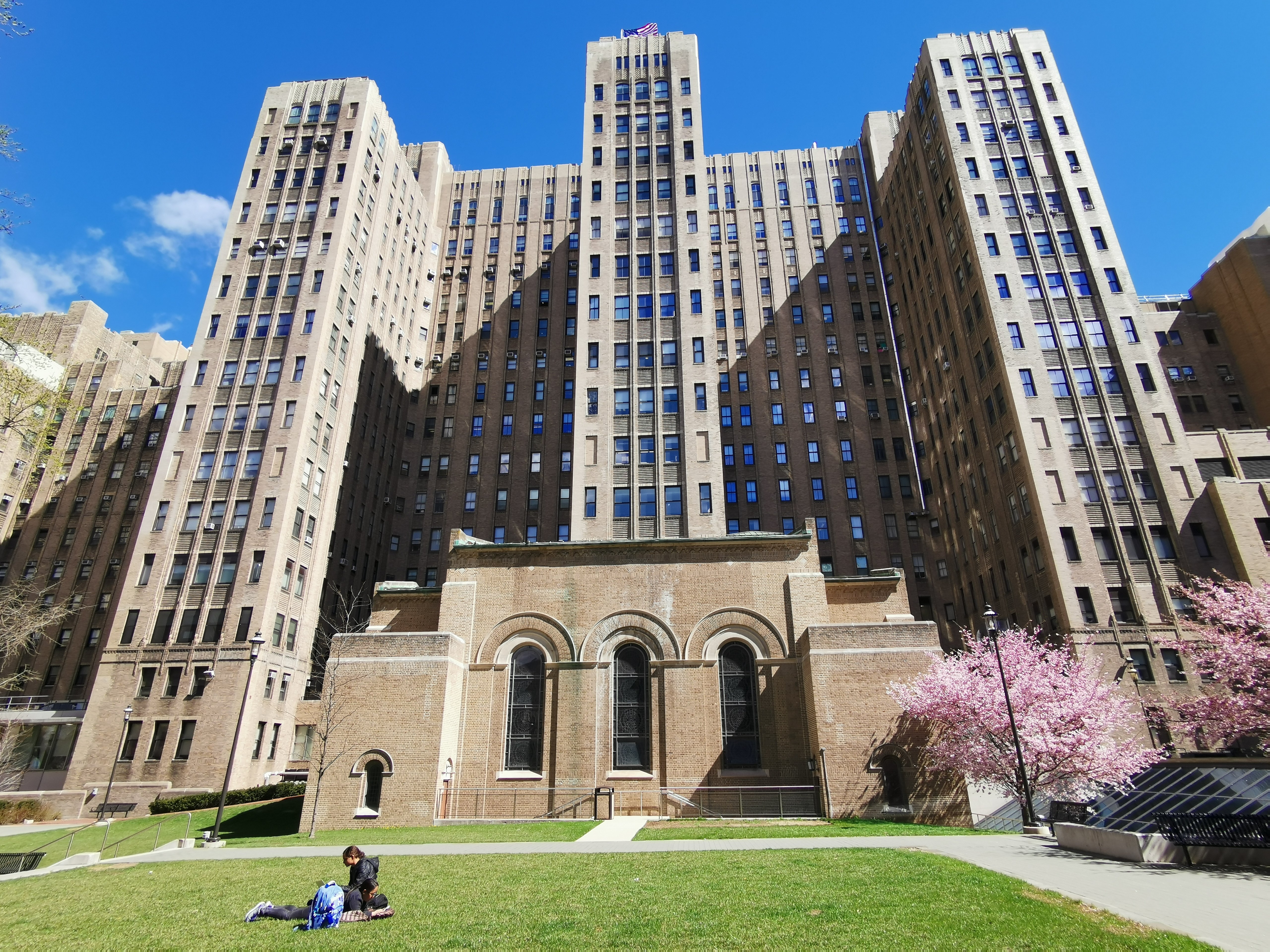 美国的医院建筑群无论有多分散多复杂,但医院整体是一个封闭系统,每个