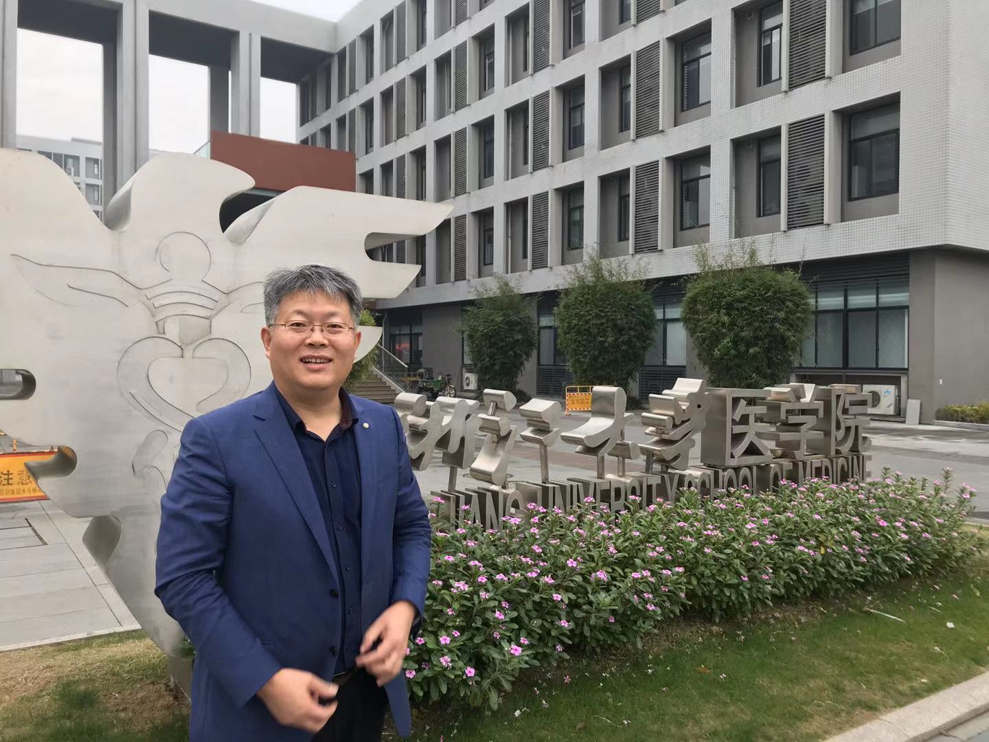 肩关节专家施培华教授处观摩交流背阔肌转位治疗巨大肩袖撕裂损伤手术