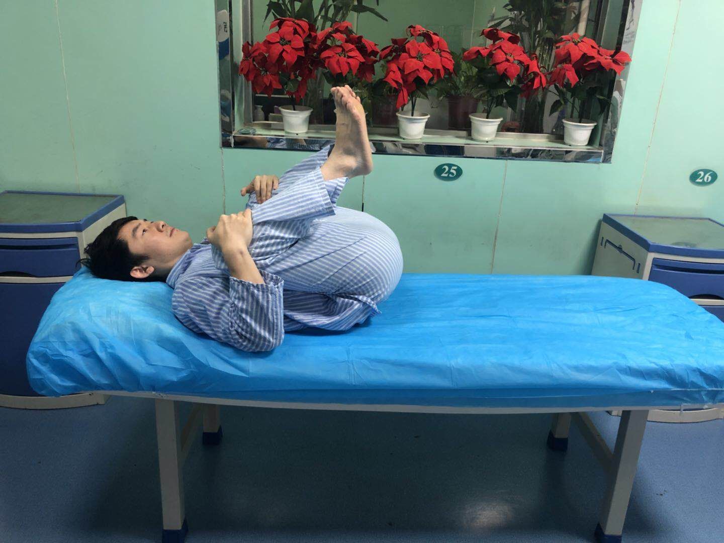 青年医师亲身示范腰椎间盘微创治疗术后的注意事项