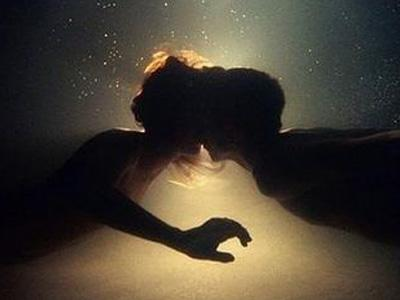 因为年轻男女朝气蓬勃,精力旺盛,性需求强烈,非常关注假体隆胸对爱爱