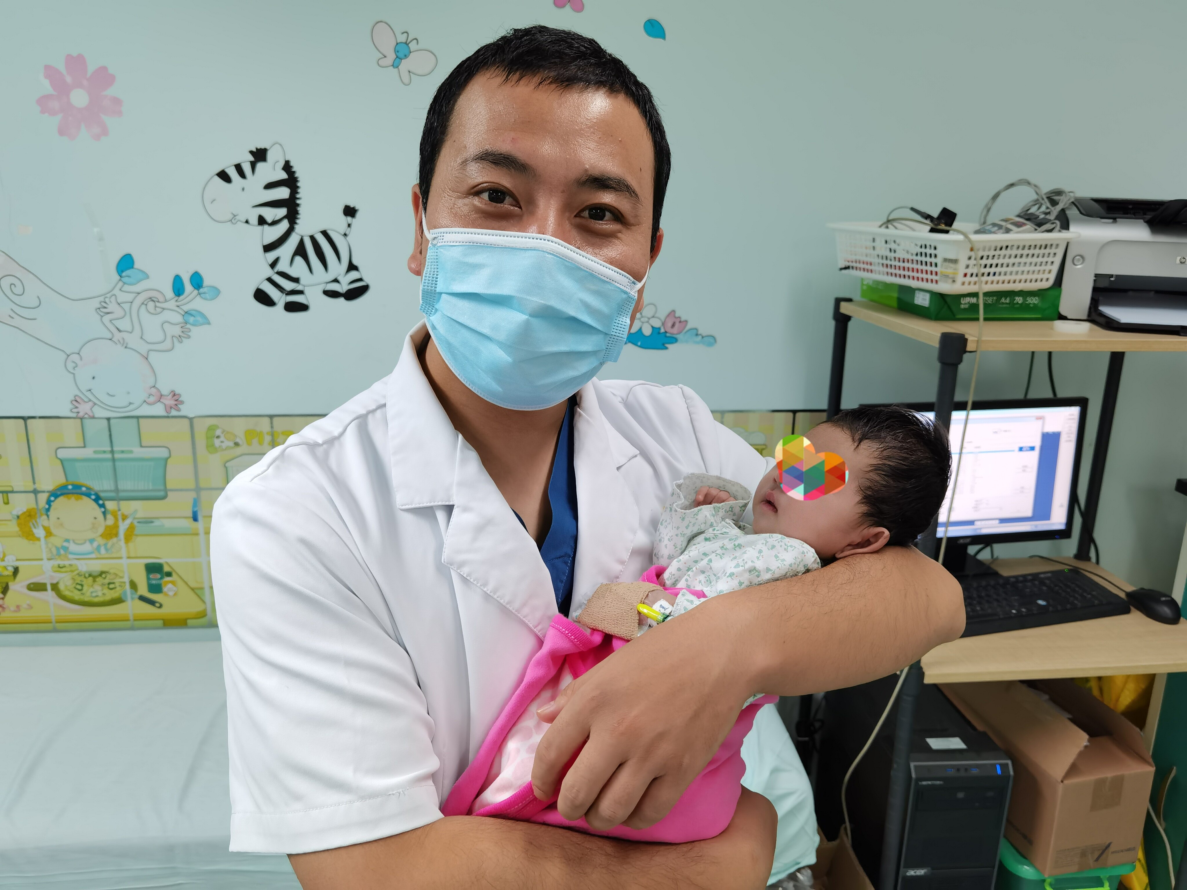 出院前靳永强医生和小患者合影靳永强医生与小患儿心脏中心在吴清玉