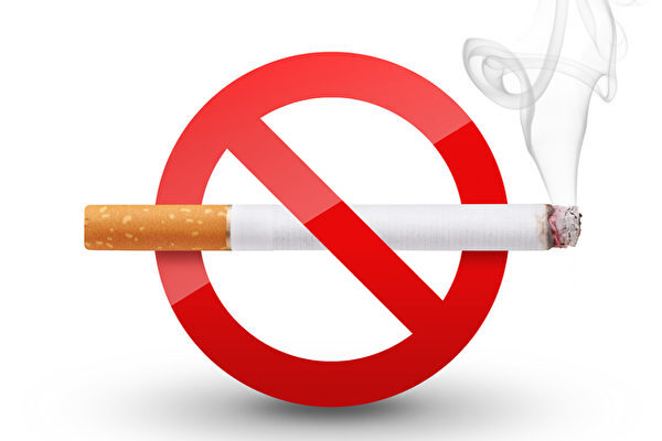 为了您和家人,为了周边的人,请不要在公众吸烟区抽烟,请积极的戒烟!