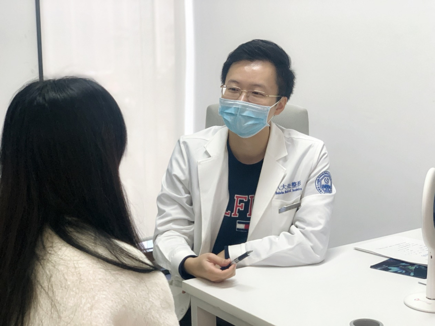 徐飞医生面诊中.png