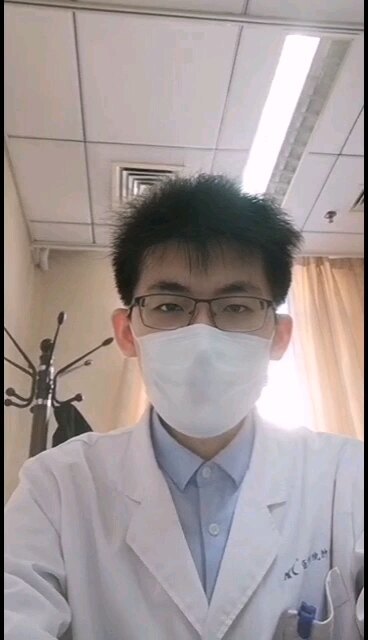 【看病心得】 30多岁的女孩，右侧乳房有个4点几厘米的肿物，用手摸着挺明显，问我用不用做手术