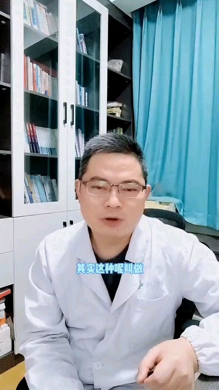 胳膊和大腿上长的白色小疙瘩是什么？