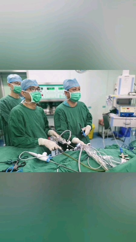 腹腔镜下肾盂癌根治术。患者2016年开始在数家医院住院住院针对左肾内占位肿瘤，今日我科为其治疗。