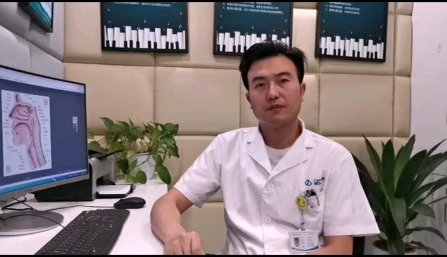 紧张性发音障碍 发音卡顿、挤卡、断断续续、声音小。治疗可以通过嗓音训练、喉部注射等方法。