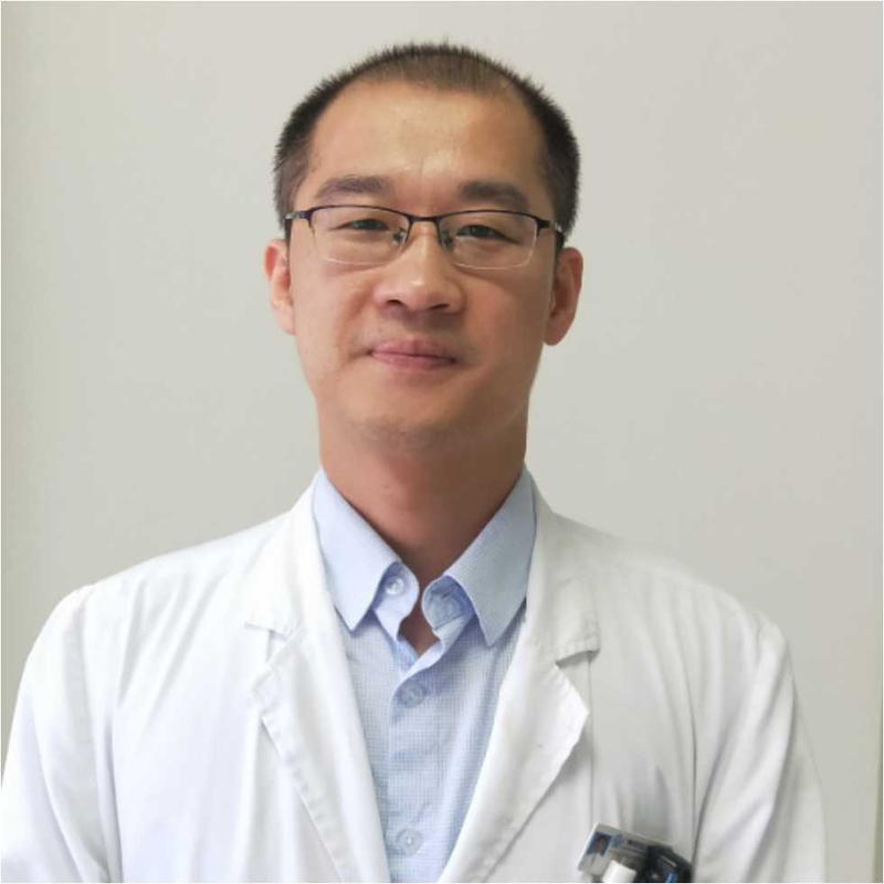 我70岁，一个月前有时右眼会有光圈一闪，现在右眼出现飞蚊症，一个小黑点，出现近半个月了。这要治疗吗？