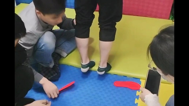 你还在因为孩子＃腿型不好看
                    而感到烦恼吗？
                    接踵训练/脚尖站保持训练
                    矫正＃跟骨外翻
                    促进足弓发育