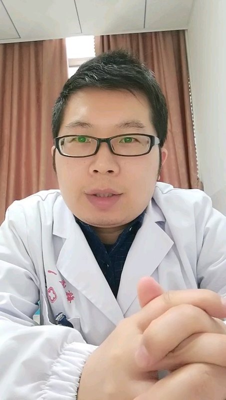 外耳道炎与中耳炎的区别：外耳道炎牵拉耳廓疼痛加重，早期不流脓
